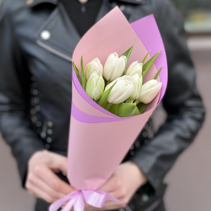 7 белых пионовидных тюльпанов