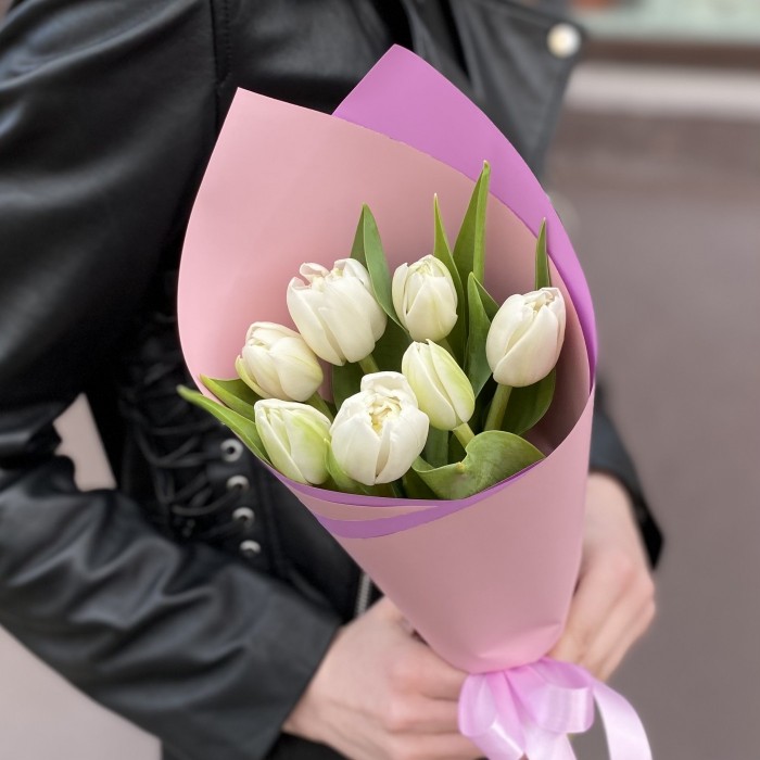 7 белых пионовидных тюльпанов