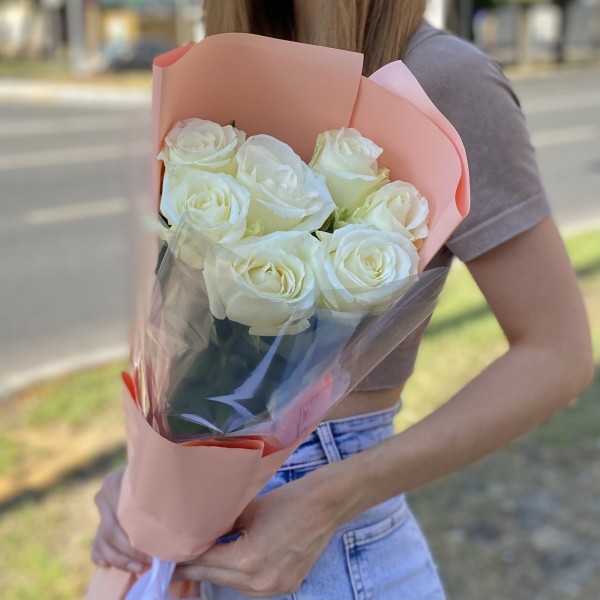 7 белых роз 60 см