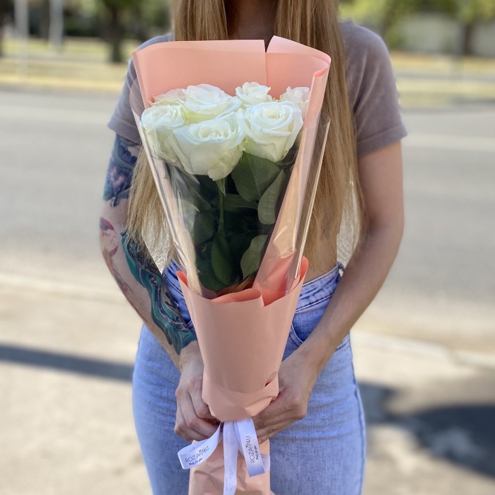 7 белых роз 60 см
