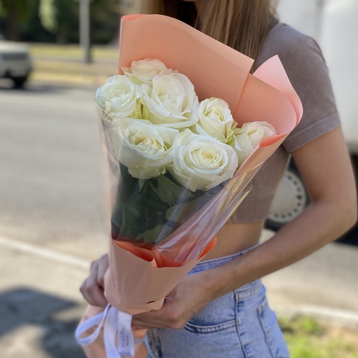 7 белых роз 60 см