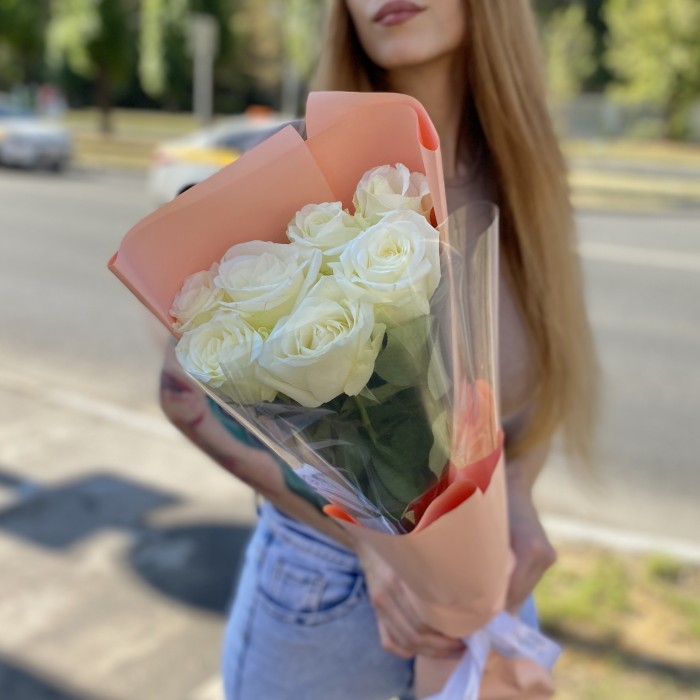 7 белых роз 60 см