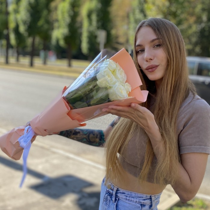 7 белых роз 60 см