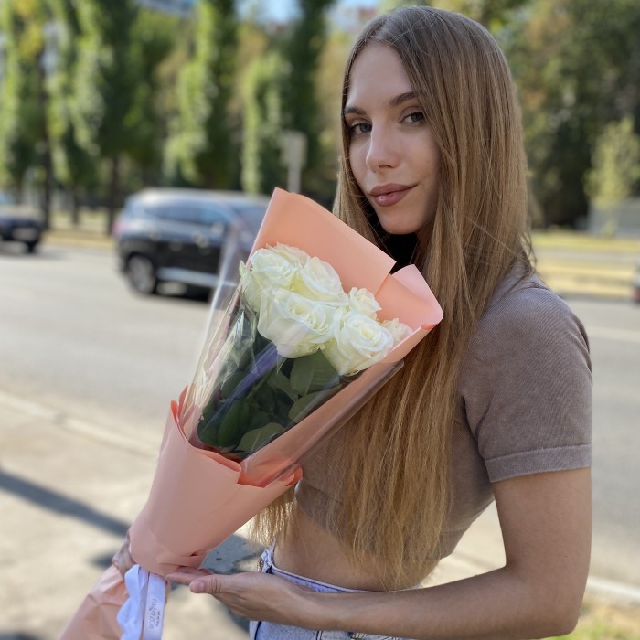 7 белых роз 60 см