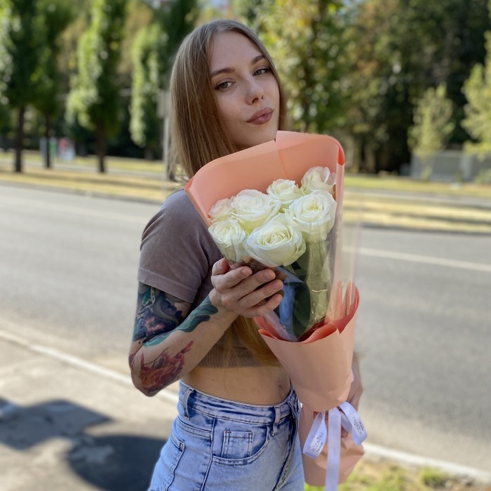 7 белых роз 60 см