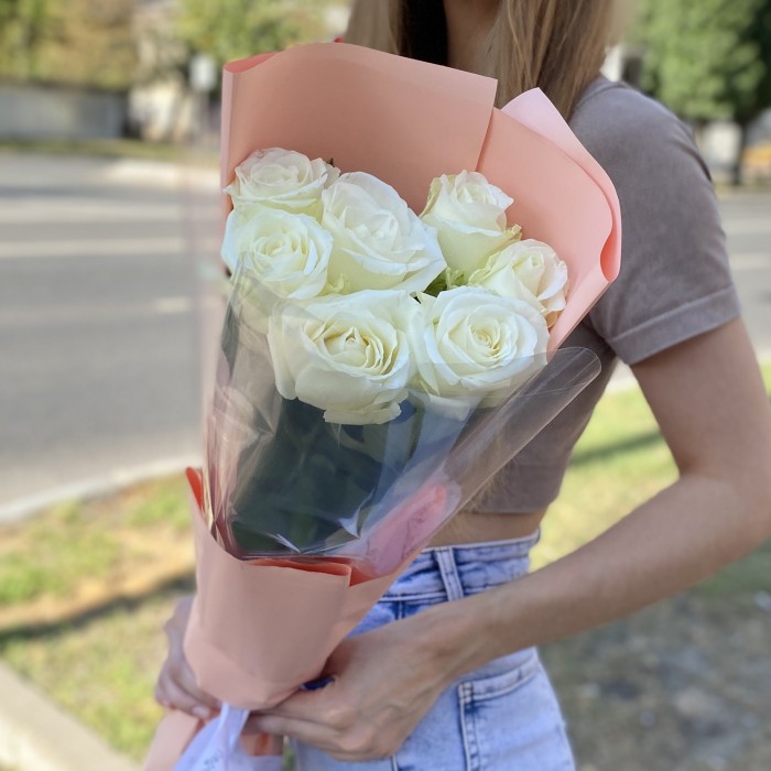 7 белых роз 60 см