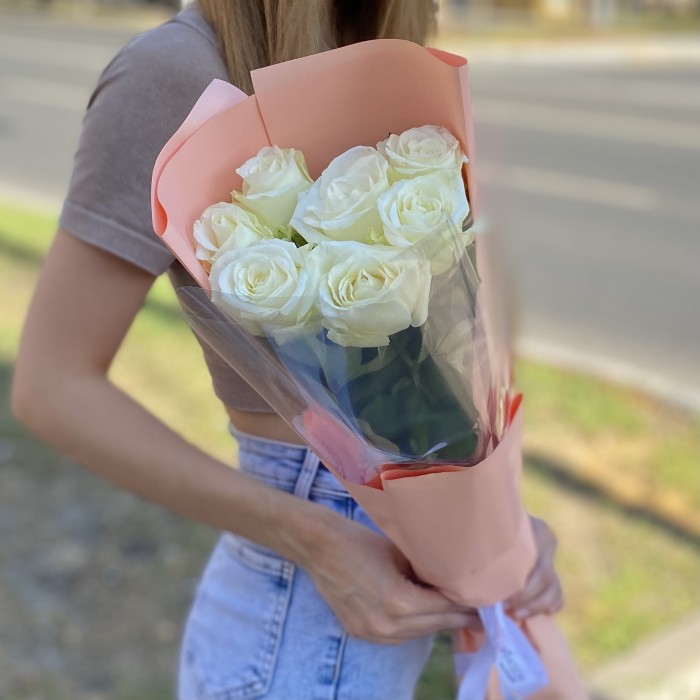 7 белых роз 60 см
