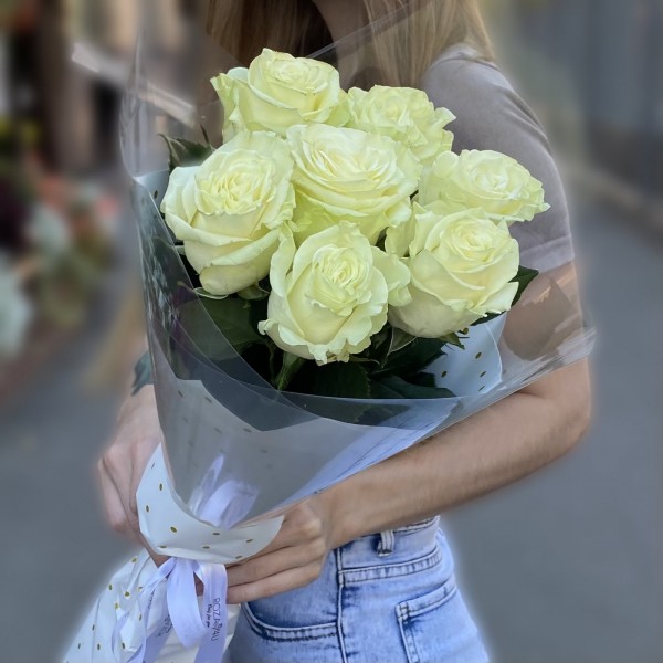 7 белых роз Мондиаль 60 см