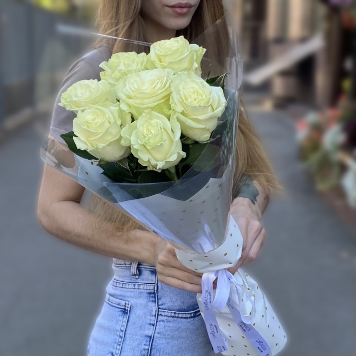 7 белых роз Мондиаль 60 см