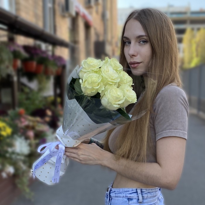7 белых роз Мондиаль 60 см