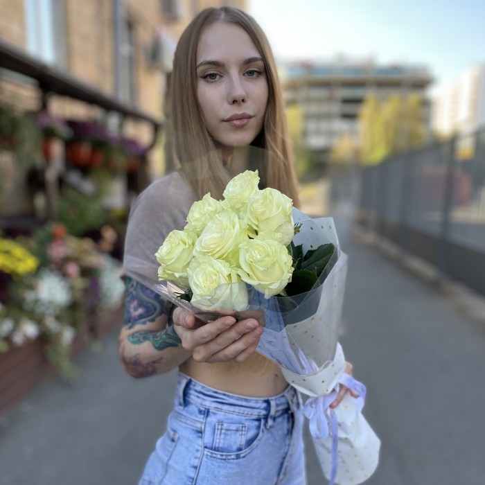 7 белых роз Мондиаль 60 см