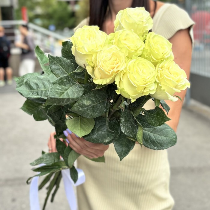 7 белых роз Мондиаль 80 см