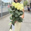 7 белых роз Мондиаль 80 см