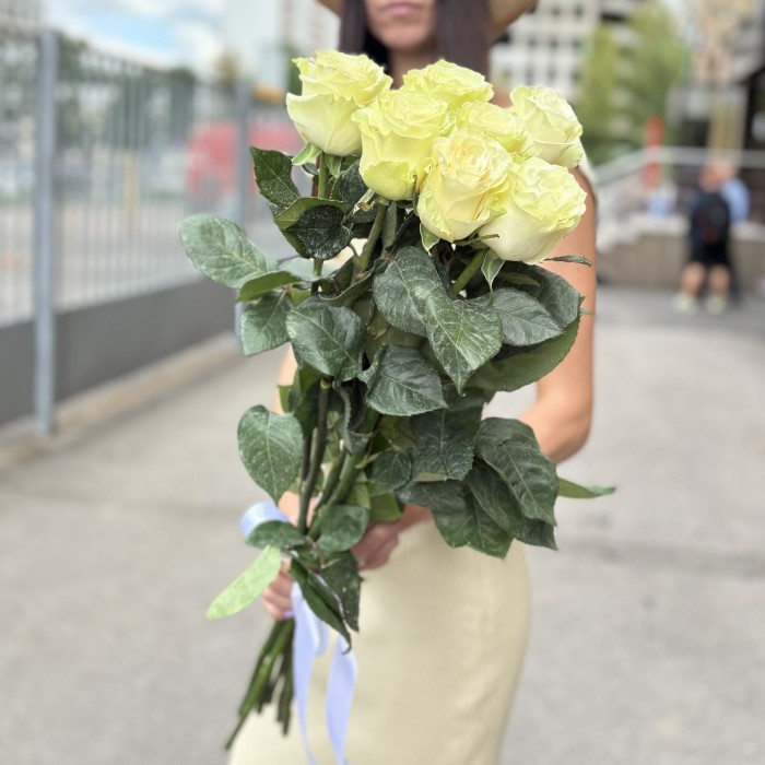 7 белых роз Мондиаль 80 см