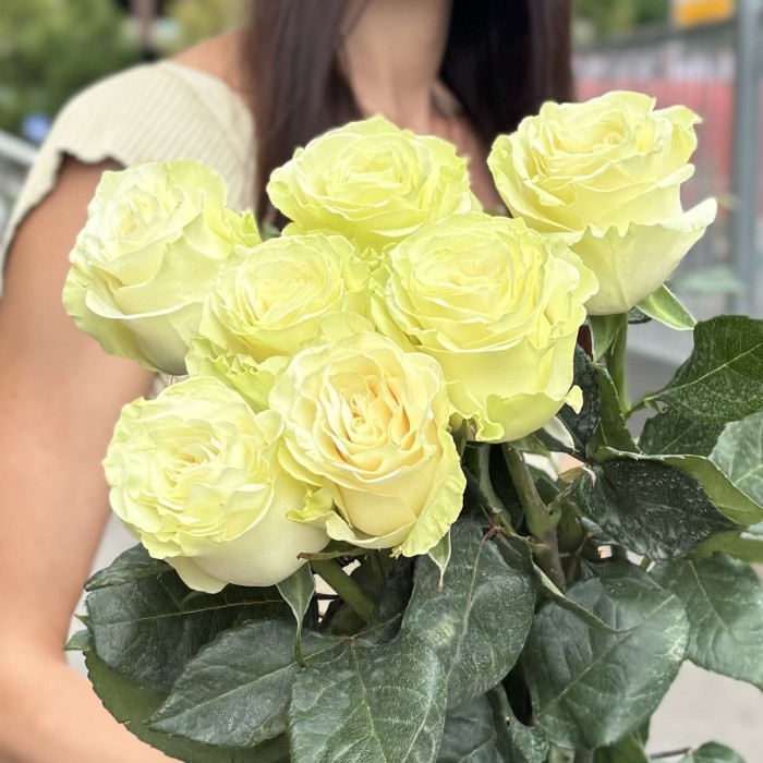 7 белых роз Мондиаль 80 см