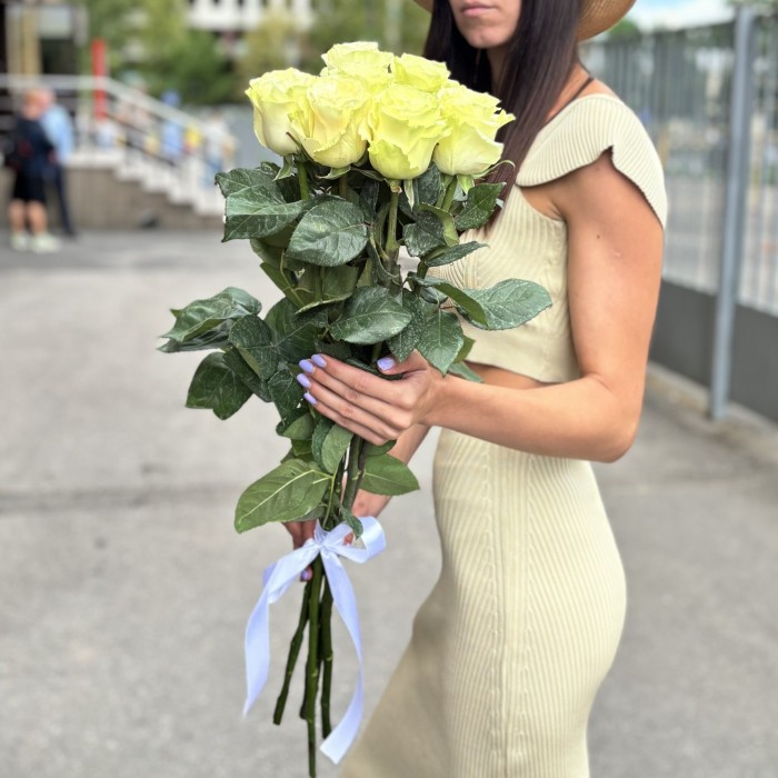 7 белых роз Мондиаль 80 см