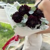 7 черных георгин с эвкалиптом