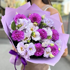 7 фиолетовых георгин с эустомой