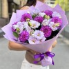 7 фиолетовых георгин с эустомой