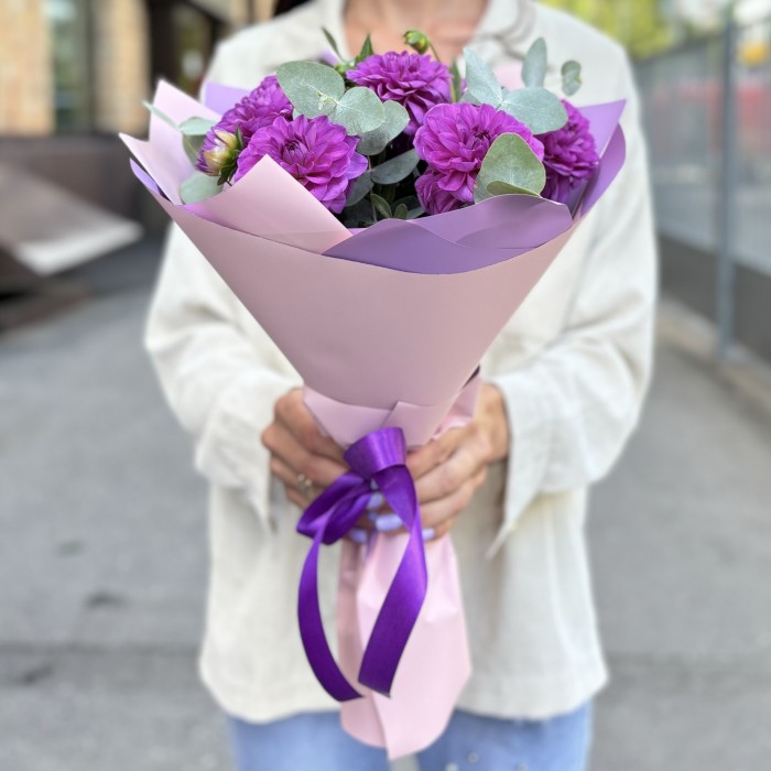 7 фиолетовых георгин с эвкалиптом