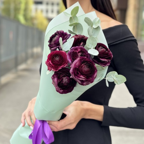 7 фиолетовых ранункулюсов с эвкалиптом