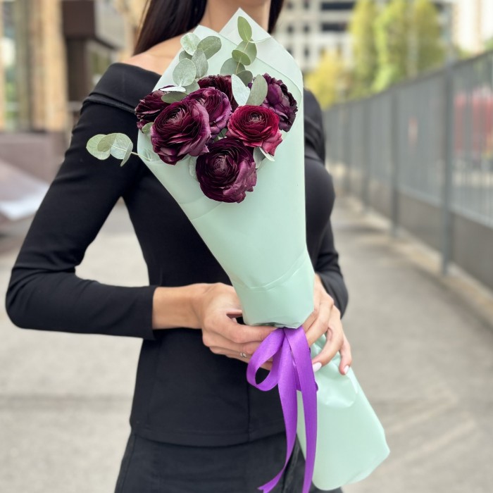 7 фиолетовых ранункулюсов с эвкалиптом