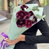 7 фиолетовых ранункулюсов с эвкалиптом