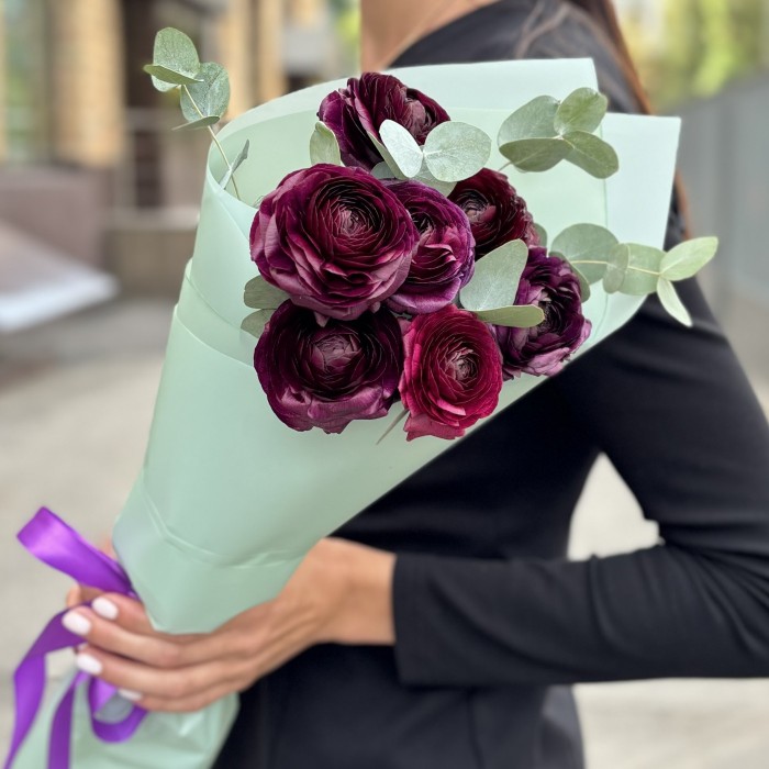 7 фиолетовых ранункулюсов с эвкалиптом