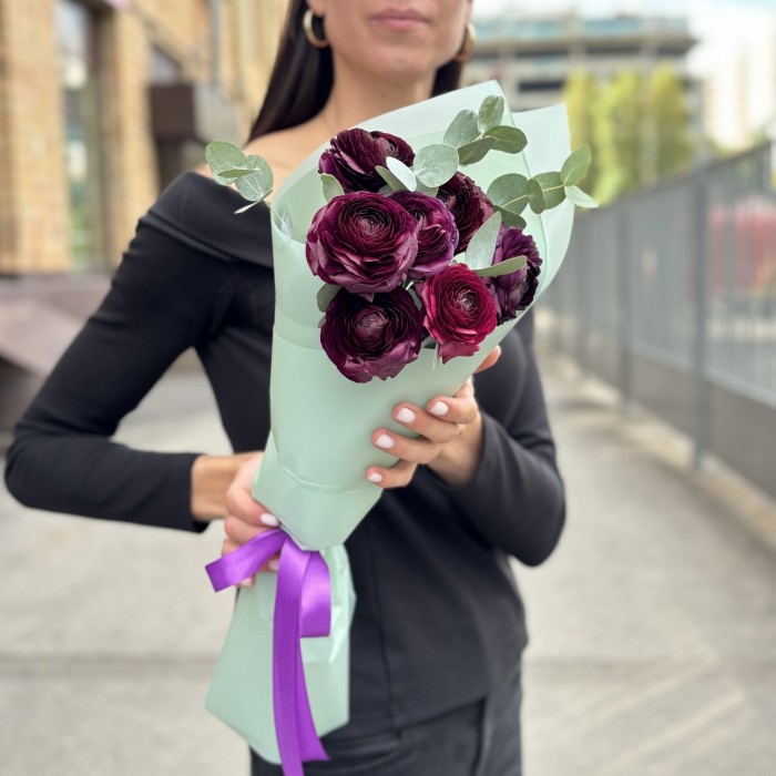 7 фиолетовых ранункулюсов с эвкалиптом