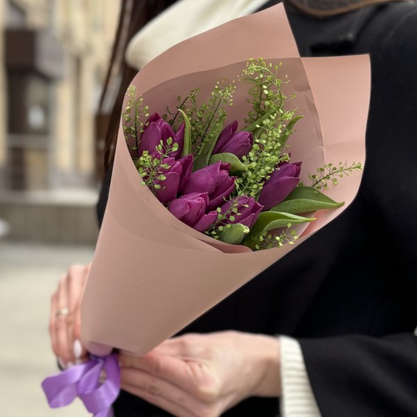 7 фиолетовых тюльпанов с гринбелом