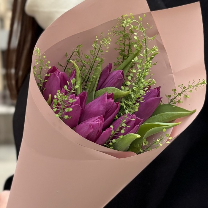 7 фиолетовых тюльпанов с гринбелом