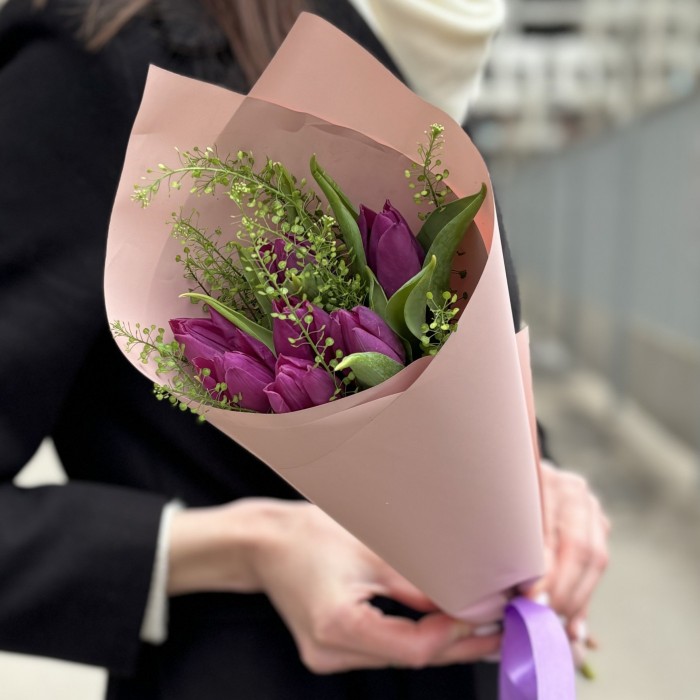 7 фиолетовых тюльпанов с гринбелом