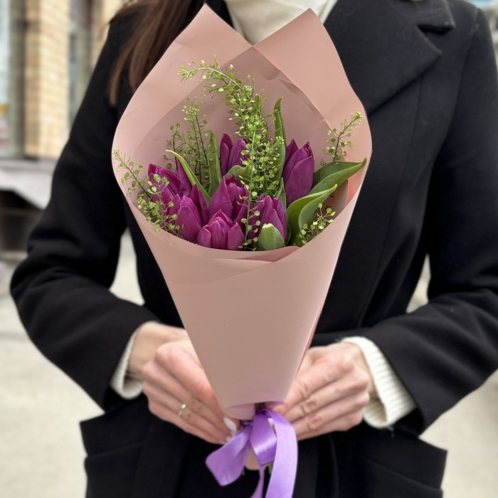 7 фиолетовых тюльпанов с гринбелом