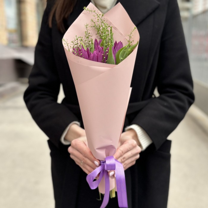 7 фиолетовых тюльпанов с гринбелом