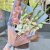 7 гладиолусов белого и розового цвета