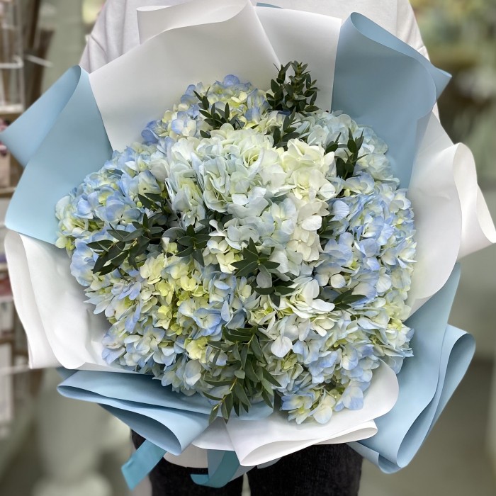 7 голубых гортензий с эвкалиптом