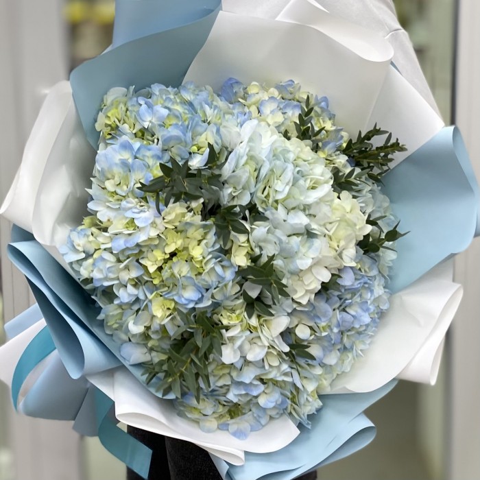 7 голубых гортензий с эвкалиптом