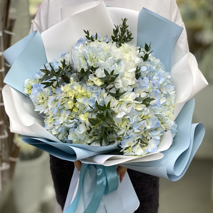 7 голубых гортензий с эвкалиптом