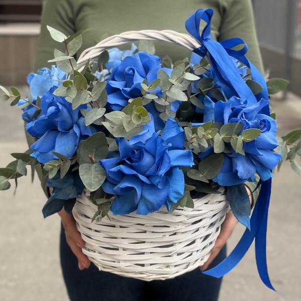 7 пышных голубых роз с эвкалиптом в корзине