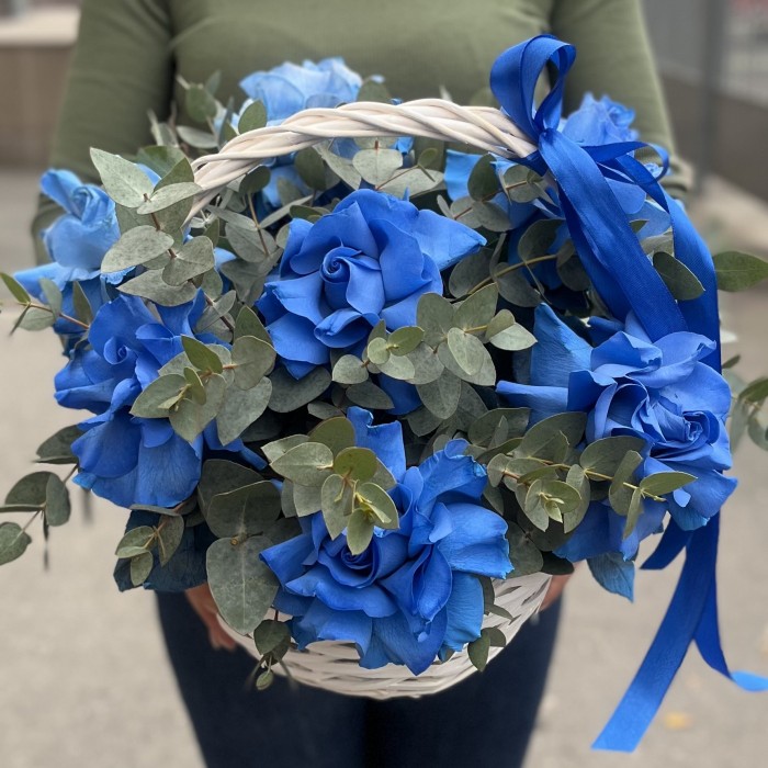 7 пышных голубых роз с эвкалиптом в корзине