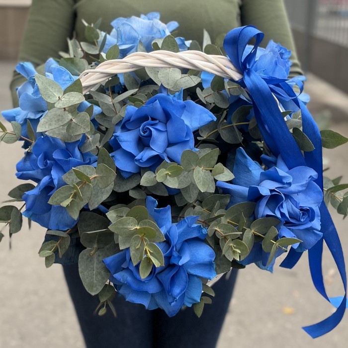 7 пышных голубых роз с эвкалиптом в корзине