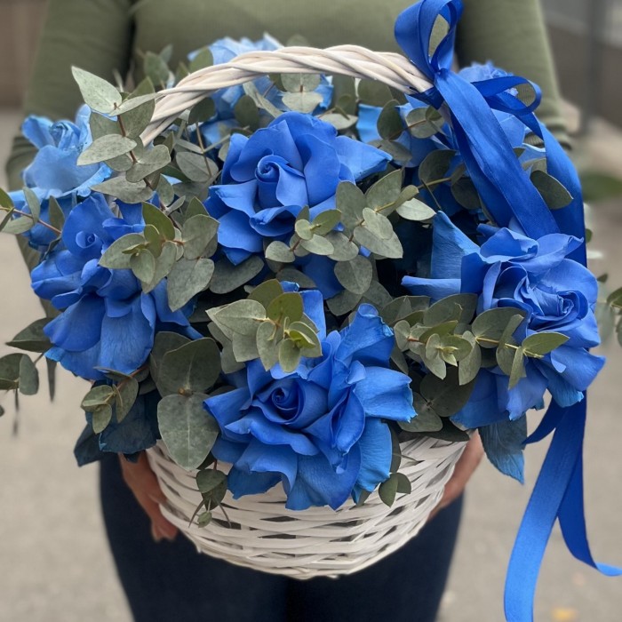 7 пышных голубых роз с эвкалиптом в корзине