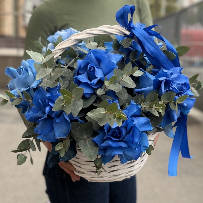 7 пышных голубых роз с эвкалиптом в корзине