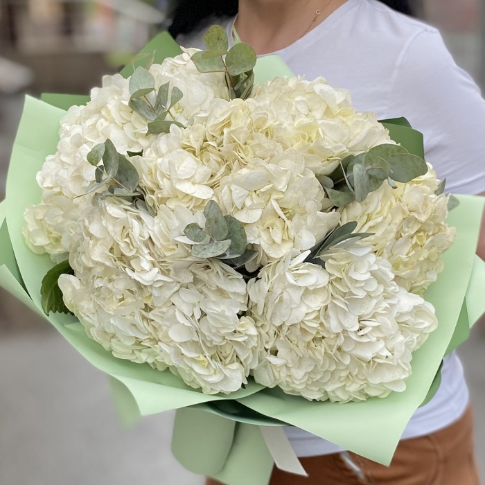 7 гортензий Вайт глиттер с эвкалиптом