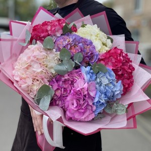 7 гортензий Яркий микс с эвкалиптом