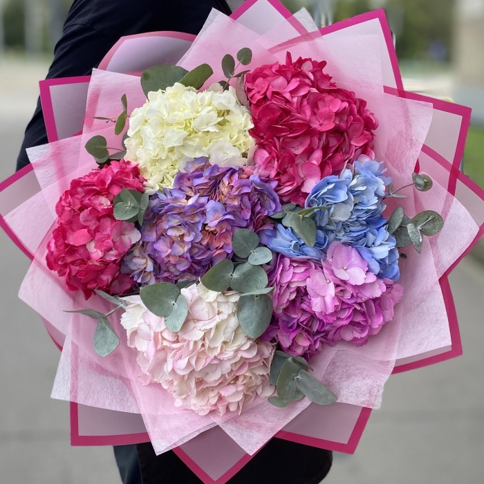 7 гортензий Яркий микс с эвкалиптом