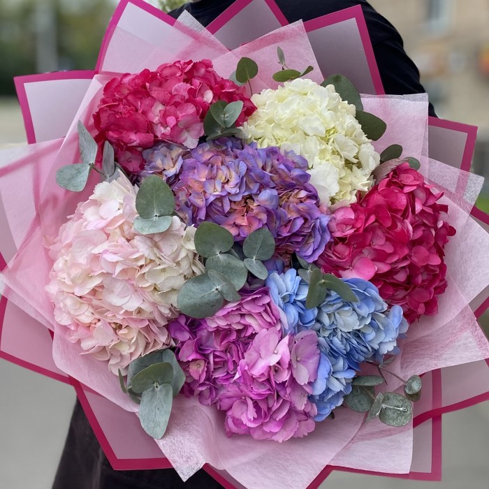 7 гортензий Яркий микс с эвкалиптом
