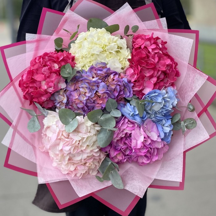 7 гортензий Яркий микс с эвкалиптом