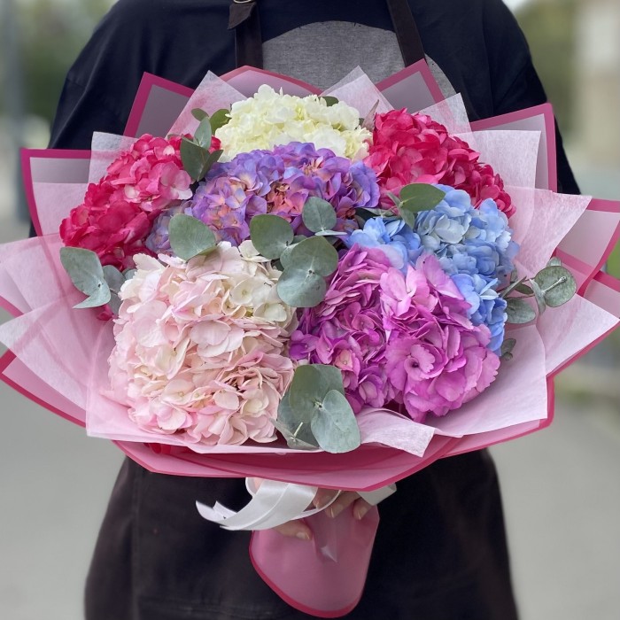 7 гортензий Яркий микс с эвкалиптом