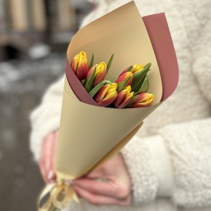 7 красно-желтых тюльпанов Денмарк